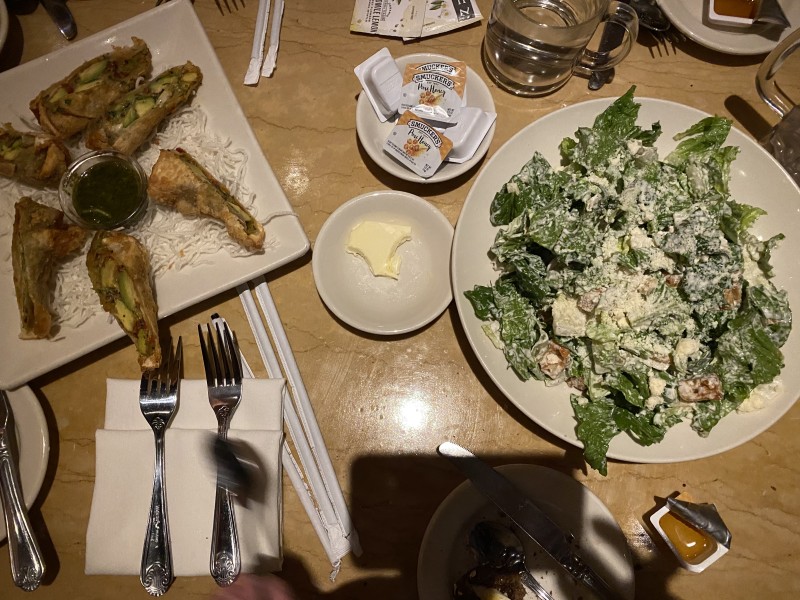 Salad và chả giò rau củ.