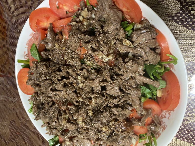 Bò xốt me cùng sà lách soon + cùa cha.<br />Phá mồi đêyyyyy…!