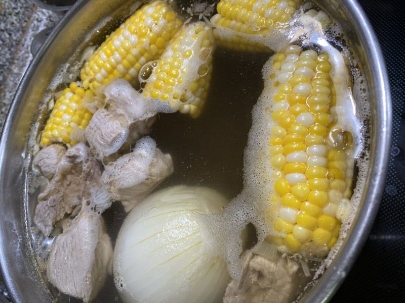 Hầm xương, vớt bọt cũng… công phu.