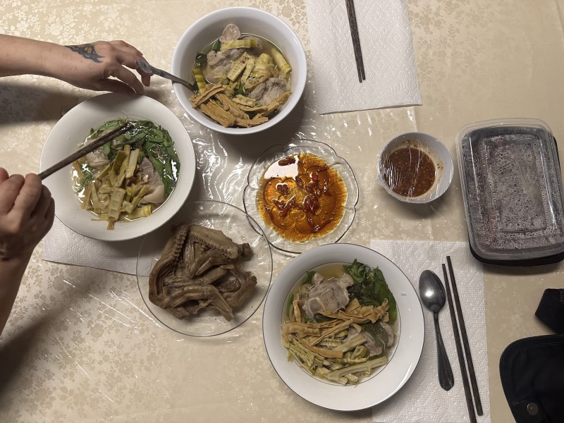 Chủ Nhật ăn bún măng giò heo nha mấy chế…<br />Hihihi<br />Con nhỏ H chụp hình nó xấu hình tượng ghê nơi.