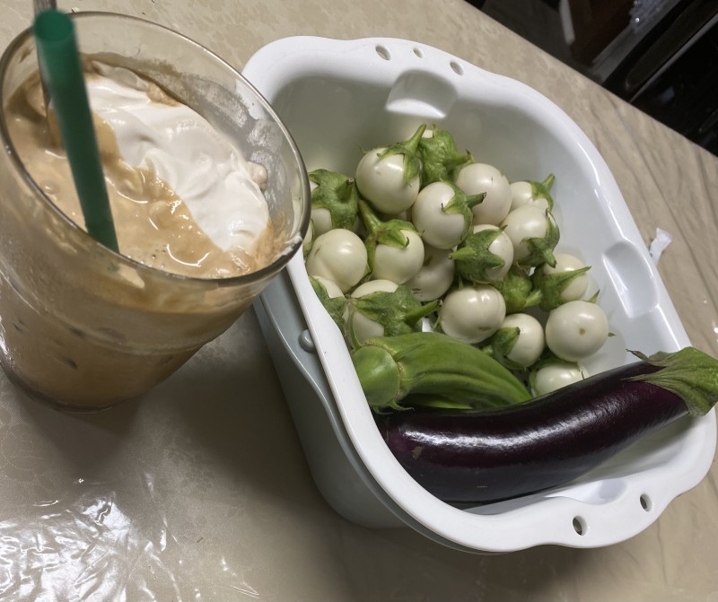 Nhâm nhi cà phe và si ngĩ coi hái nhiu đây mà hao hết nhiu nước..!? Hihi