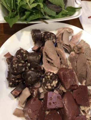 Nòng nợn mắm tôm, thêm ớt đỏ lòm trong chén mắm tôm sệt.