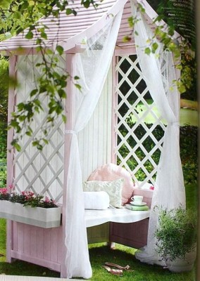 Doc sach trong vuon.jpg