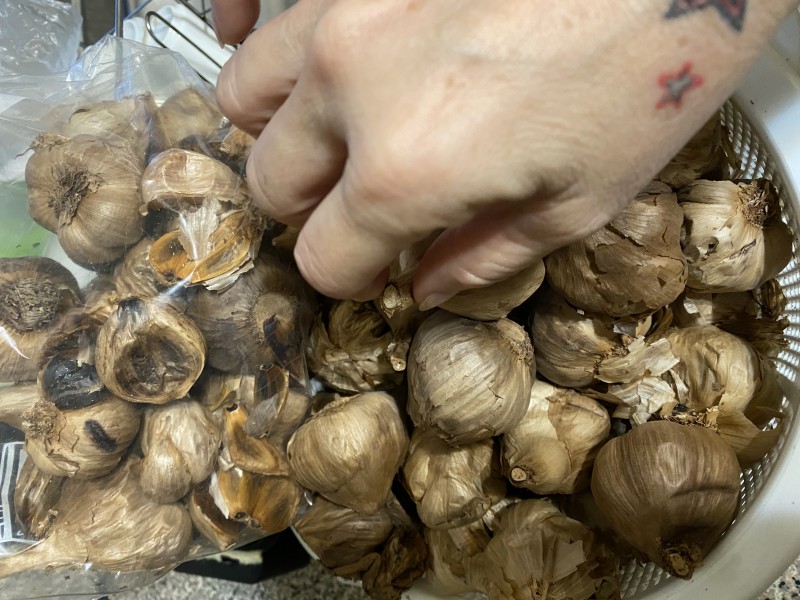 Tỏi nhà làm nên nhìn kg đẹp. Ăn thì bảo đảm chất lượng.