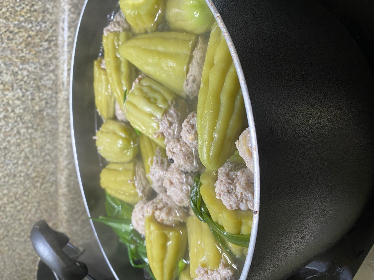 Nấu nước hầm khổ qua cũng bằng đường phèn nên ngọt thanh tao. Múc vào chén nêm lia lịa vì... đã...